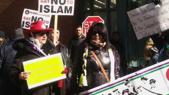 Manifestation contre la prière islamique dans une école de Toronto