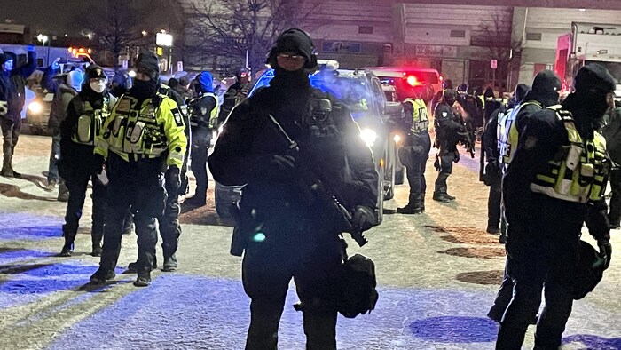 Des policiers procèdent à des arrestations.