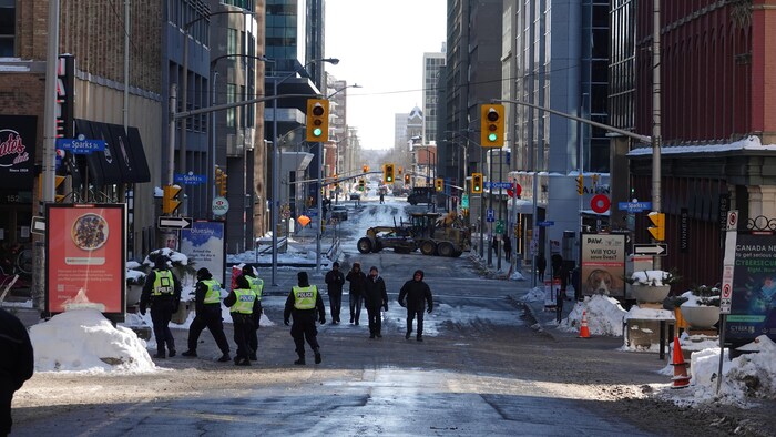 Des policiers interviennent au centre-ville d'Ottawa