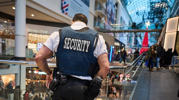 Un garde de sécurité supervise le Centre Eaton.