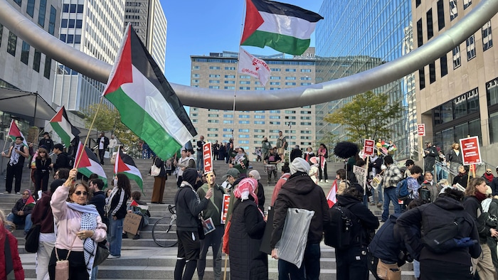 Des manifestants devant l'anneau du centre-ville, à Montréal.
