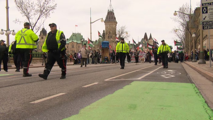 渥太华警方表示在国会山附件巡逻。