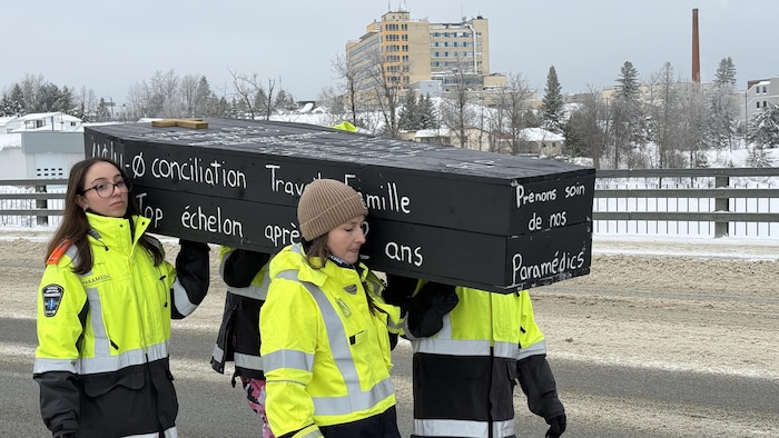 La procession funéraire est partie de l'Hôpital d'Amos, que l'on voit ici en arrière-plan.