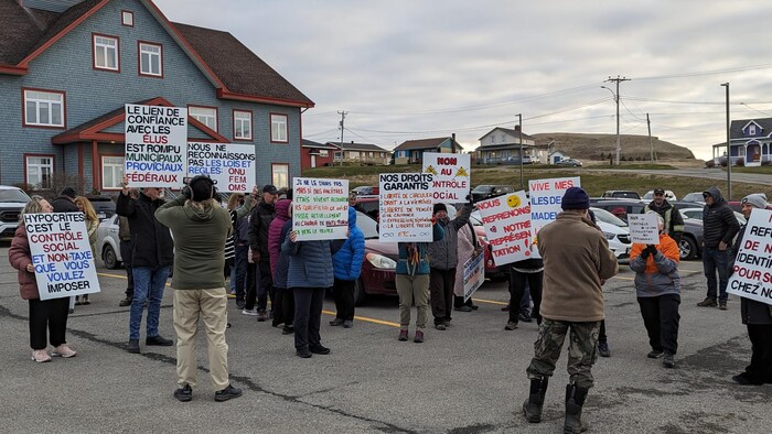 Des manifestants avec des pancartes devant les bureaux de la CTMA.