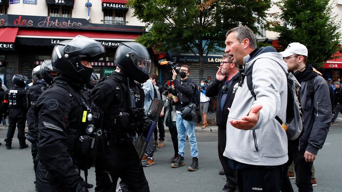 Des milliers de Français dans la rue contre le passeport sanitaire ...