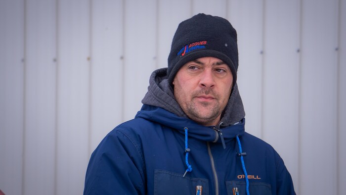 Portrait du responsable de l'association, un homme avec un bonnet.