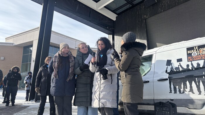 Des femmes à une manifestation.