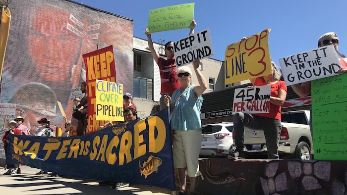 Des manifestants avec des pancartes anti-pipeline.