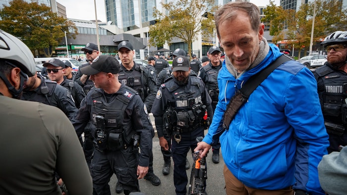 De nombreux policiers près de la piste cyclable de la rue Bloor Ouest, à Toronto, le mercredi 14 octobre 2026.