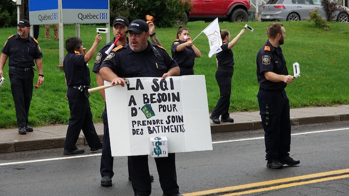 Des agents en service correctionnel durant une manifestation devant la prison de New Carlisle.