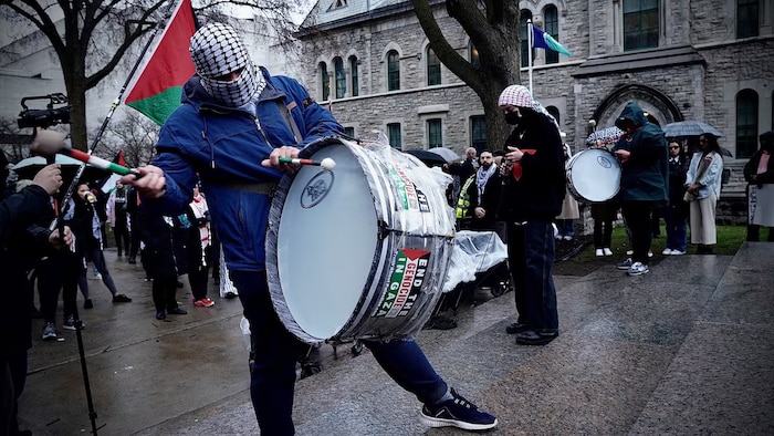 Des manifestants propalestiniens à Ottawa.