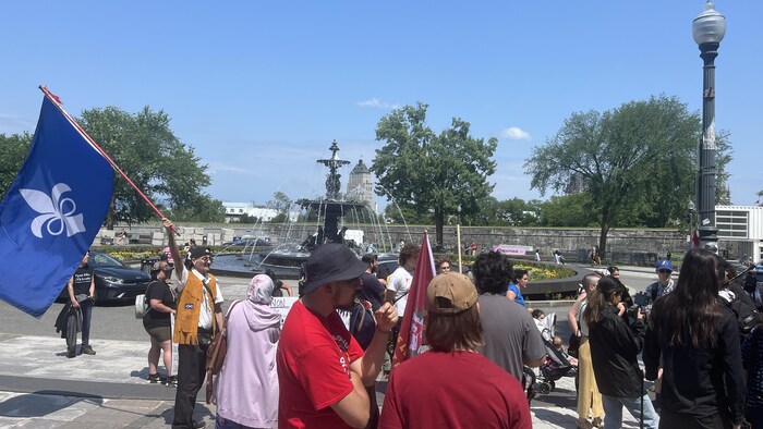 Manifestation de militants autochtones à Québec contre le projet de loi ...
