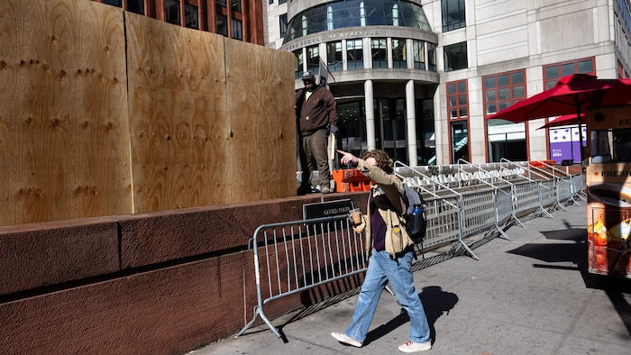 Des ouvriers ont érigé des barricades autour de la place centrale de la NYU pour empêcher les manifestants de l'occuper avec des tentes.
