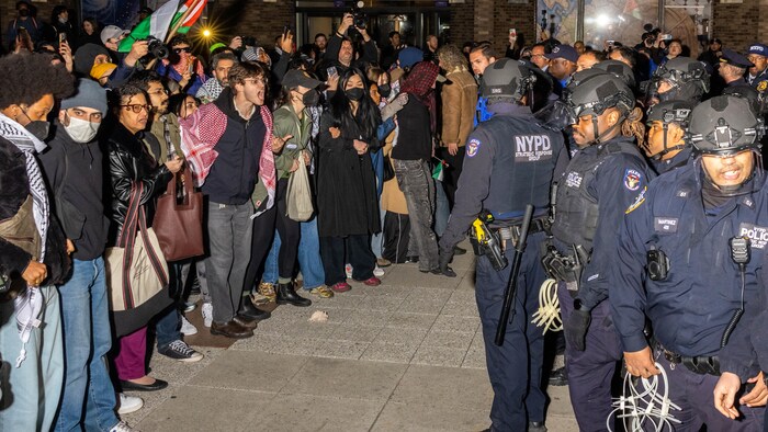 Des policiers new-yorkais font face à des manifestants.