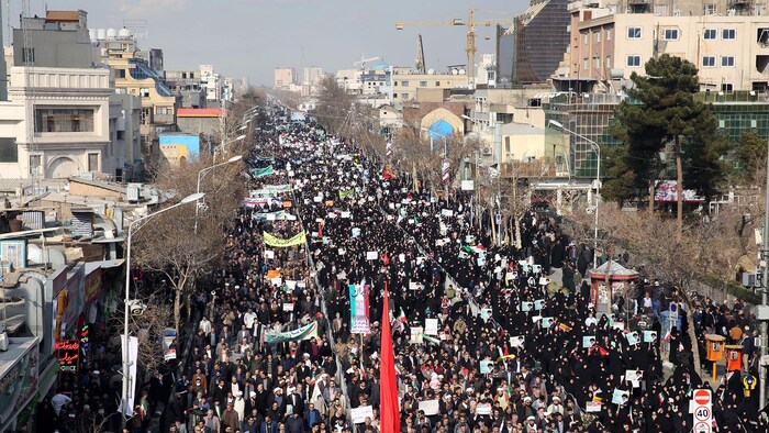 Des milliers de personnes marchent dans les rues de Machhad.