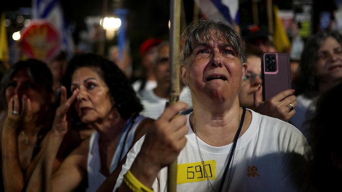 Des manifestantes israéliennes, visiblement émotives, appellent à la libération des otages qui sont détenus à Gaza depuis l'attaque du Hamas le 7 octobre 2023.