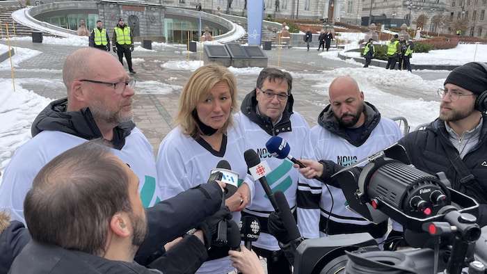 Les quatre chefs syndicaux lors d’une mêlée de presse en face de l’édifice du parlement, à Québec.
