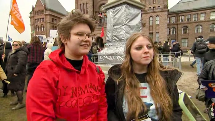 Jayden Deskes et Aowyn Savage devant Queen’s Park.