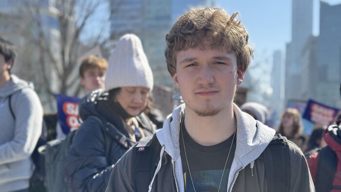 Desmond Cudmore devant Queen's Park le 4 mars 2026 lors de la manifestation étudiante contre les changements au RAFEO.
