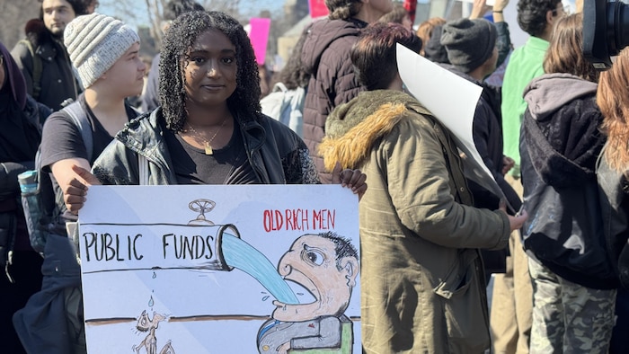 Sarah Osman devant Queen's Park le 4 mars 2026 lors de la manifestation étudiante contre les changements au RAFEO.
