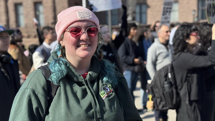 Sophie Anderson devant Queen's Park le 4 mars 2026 lors de la manifestation étudiante contre les changements au RAFEO.