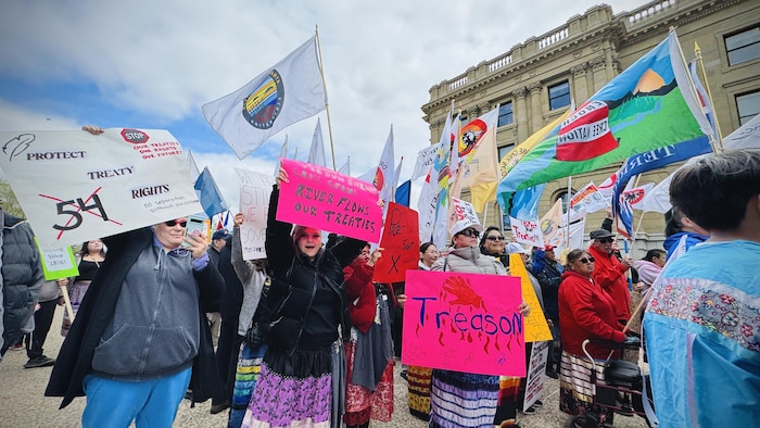 Des manifestants à la législature de l’Alberta de 15 mai 2025.