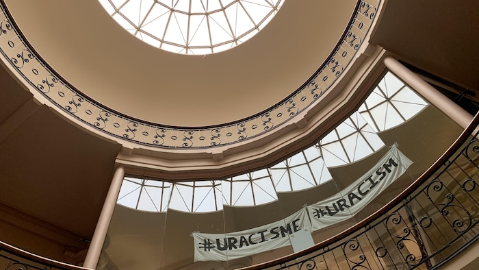 Puits de lumière du pavillon Tabaret de l'Université d'Ottawa, avec des affiches contre le racisme.