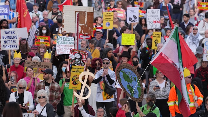 Des manifestants organisent une marche pour s'opposer au sommet sur l'investissement au Canada, organisé par le premier ministre Mark Carney, à Toronto le 14 septembre 2026.