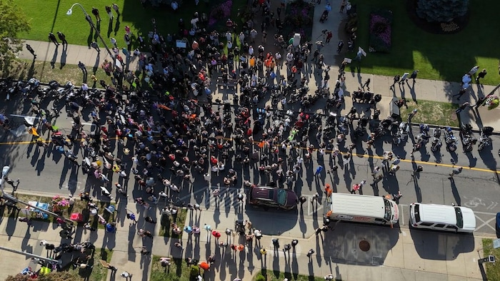 Une foule vue des airs.
