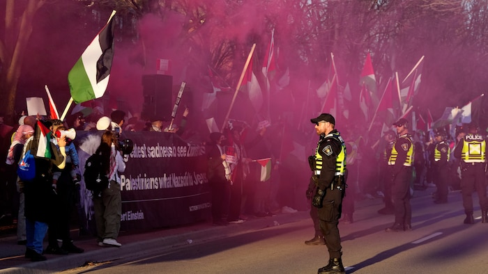 Des policiers devant des manifestants.