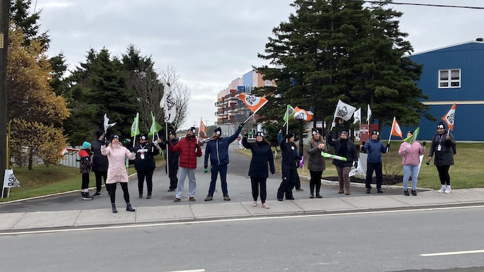 Des syndiqués manifestent devant la Résidence Plaisance, à Cap-aux-Meules