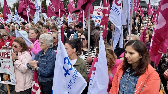 Des travailleurs de la santé représentés par le Syndicat canadien de la fonction publique manifestent devant le bureau du ministre saskatchewanais de la Santé, Jeremy Cockrill, à North Battleford, le 15 septembre 2026.