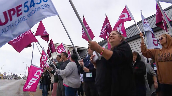 Des travailleurs de la santé représentés par le Syndicat canadien de la fonction publique manifestent devant le bureau du ministre saskatchewanais de la Santé, Jeremy Cockrill, à North Battleford, le 15 septembre 2026.