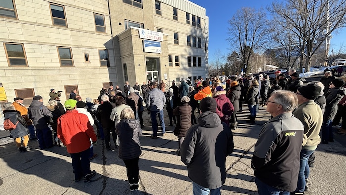 Une centaine de personnes sont regroupées devant l'édifice du CLSC de Pohénégamook. 