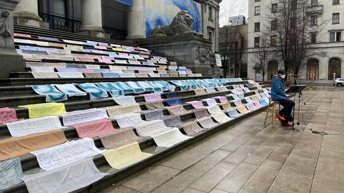 COVID longue : des manifestants veulent davantage de recherche | Radio ...