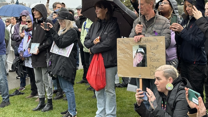 Une pancarte avec la photo d'un jeune mort en 2025 dans la crise des surdoses.