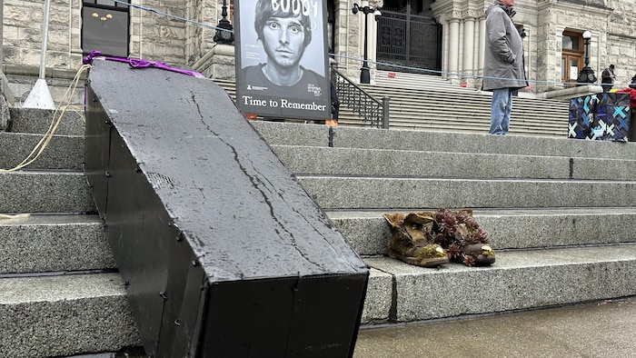 Un cercueil et des chaussures sur les marches de l'Assemblée législative.