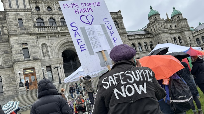 Une pancarte de Moms Stop The Harm devant l'Assemblée législative.