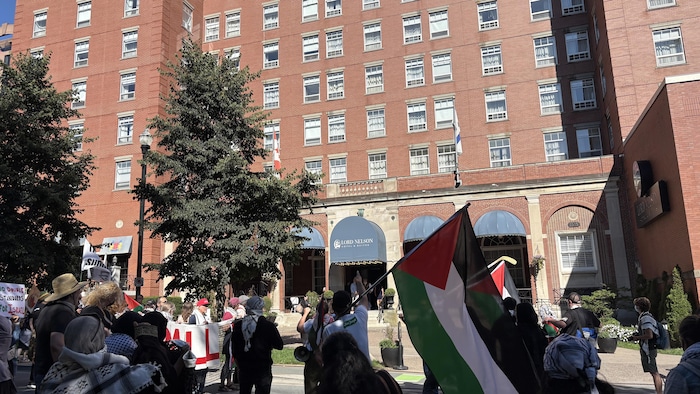 Des manifestants pro-Paslestine devant un hôtel d'Halifax.