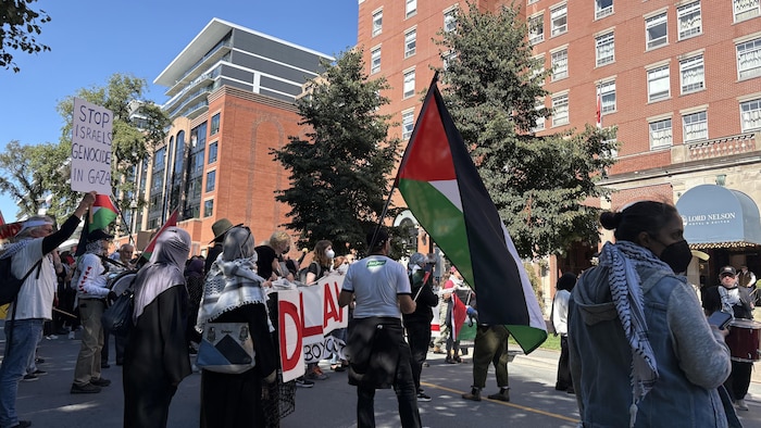 Des manifestants qui protestent dans les rues du centre-ville d'Halifax.