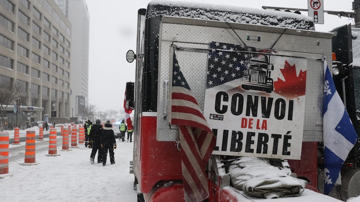 Un camionneur avec le slogan Convoi de la liberté.