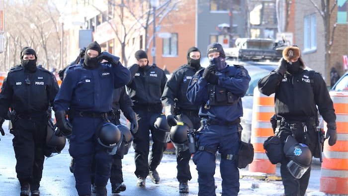 Des policiers spécialisés dans la gestion des foules circulent aussi dans les rues de Québec. 