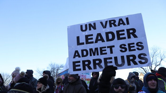 Une affiche indiquant "Un vrai leader doit admettre ses erreurs".