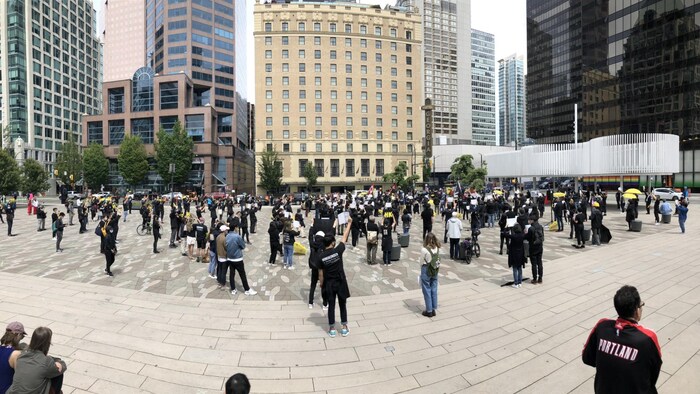 Des manifestants pro Hong Kong rassemblés devant le Musée des Beaux-Arts de Vancouver.