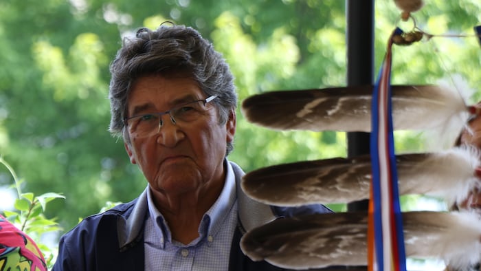 Ovide Mercredi regarde la caméra.