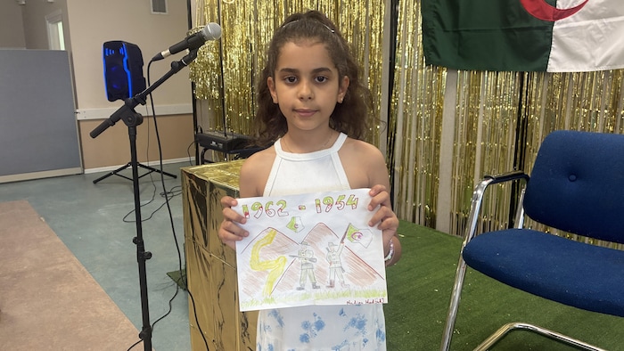 Nadine Hadjadj, neuf ans, avec un dessin dans ses mains.