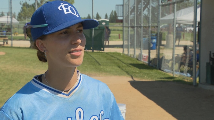 Ariane Domingue sur un terrain de baseball.