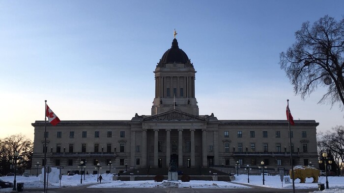 Devanture de l'Assemblée législative du Manitoba en hiver. 