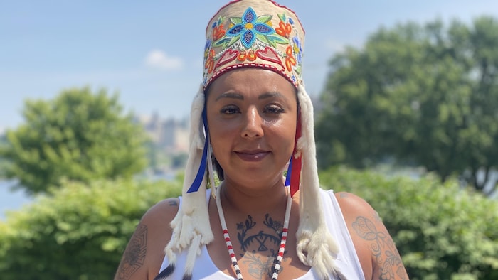 Kyra Wilson, grande cheffe de l'Assemblée des chefs du Manitoba, regarde la caméra.