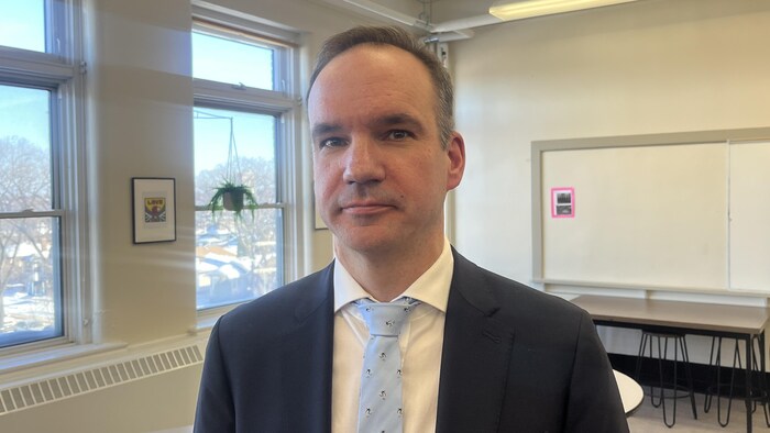 Le directeur général de la Division scolaire de Winnipeg, Matt Henderson, dans une classe le 09-02-2026.